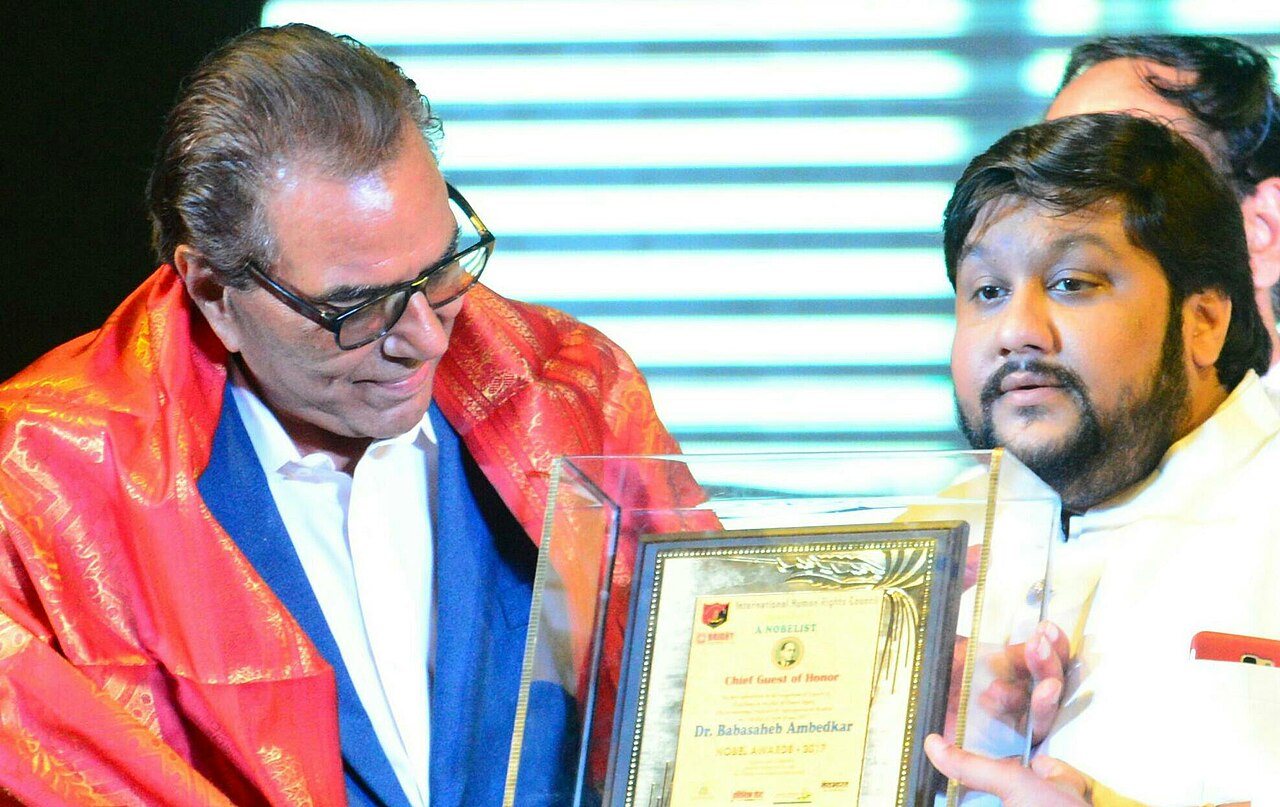 Dharmendra recevant le prix Babasaheb Ambedkar Nobel en 2017