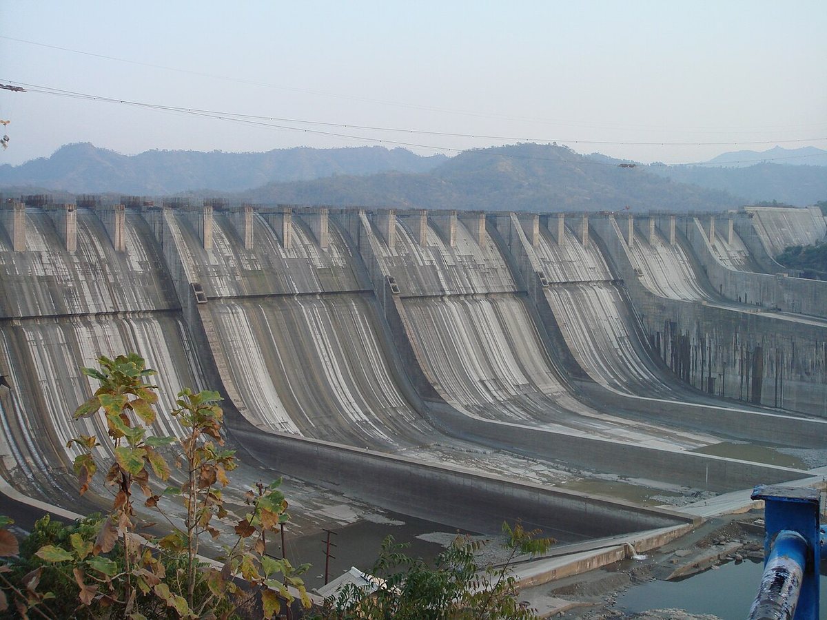 Der Sardar-Sarovar-Damm während einer Erhöhung der Staumauer im Jahr 2006