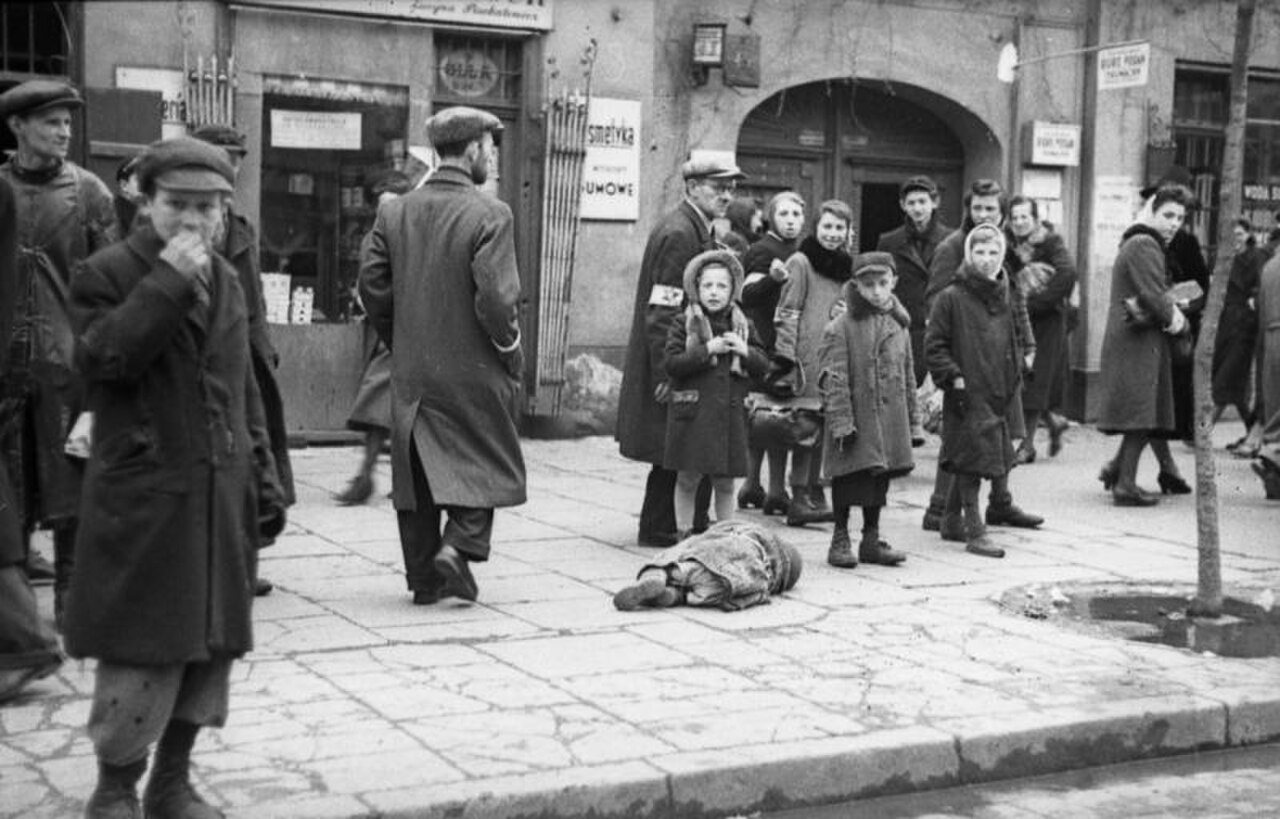 A body lying in the street of the Warsaw Ghetto in the General Government