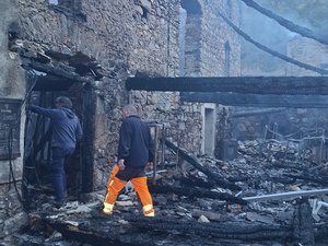 "On avait énormément de réservations, sauf qu'on a perdu tous les contacts" : une auberge de montagne vieille de deux siècles ravagée par un incendie en Ariège, les gérants ont "tout perdu"
