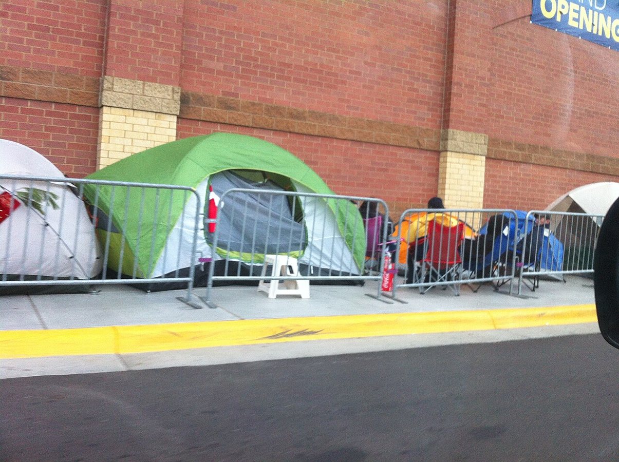 Acampada nocturna frente a una tienda Best Buy el jueves 22 de noviembre de 2012