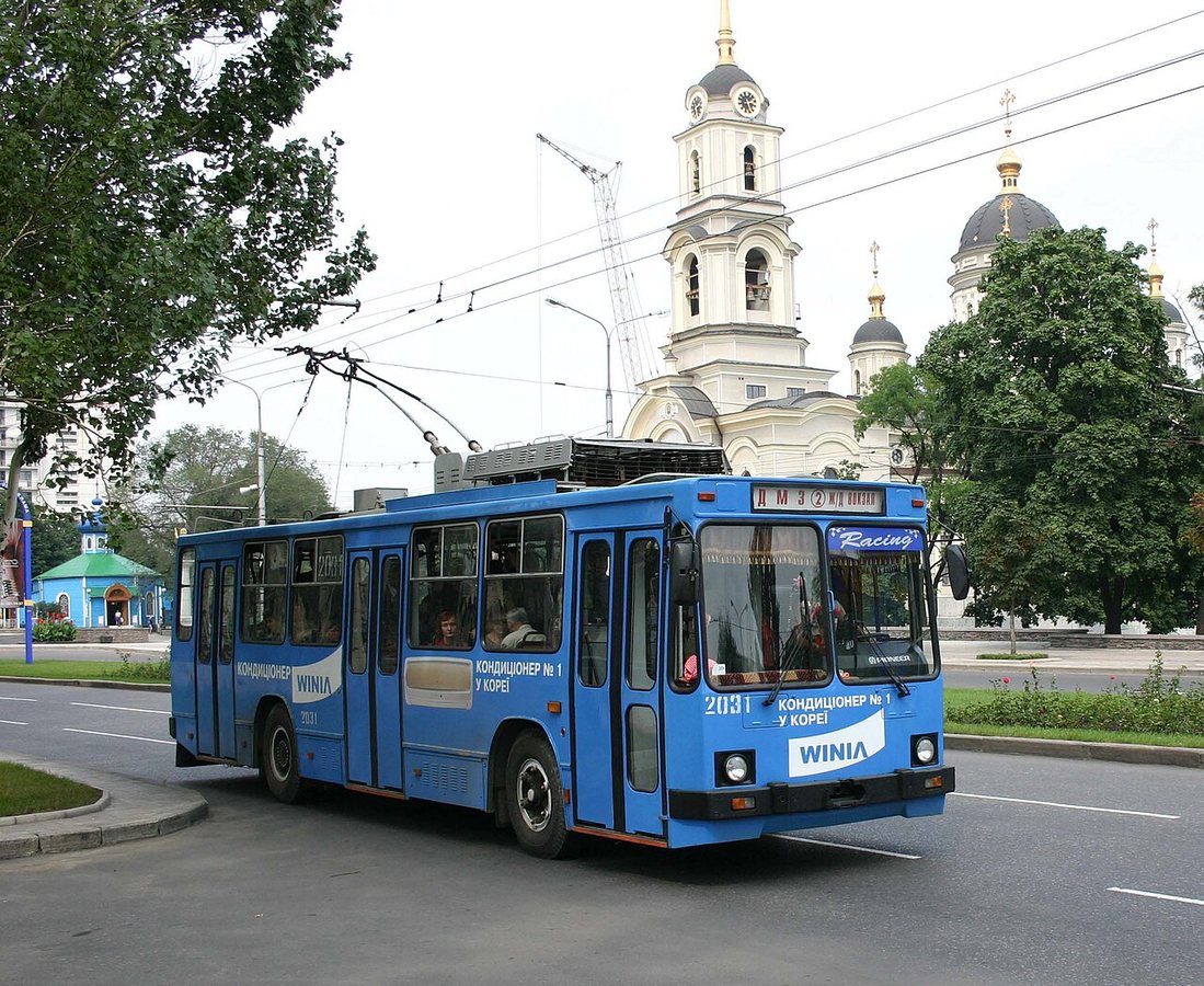 Donieckie trolejbus z katedrą Przemienienia Pańskiego w tle