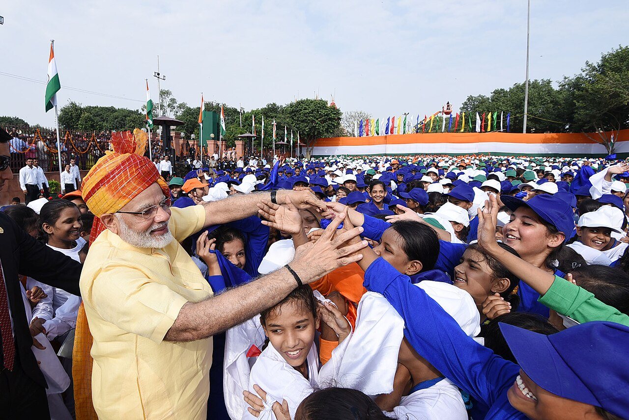 Modi im Gespräch mit Schulkindern nach seiner Ansprache zum Unabhängigkeitstag in Neu-Delhi, 15. August 2017