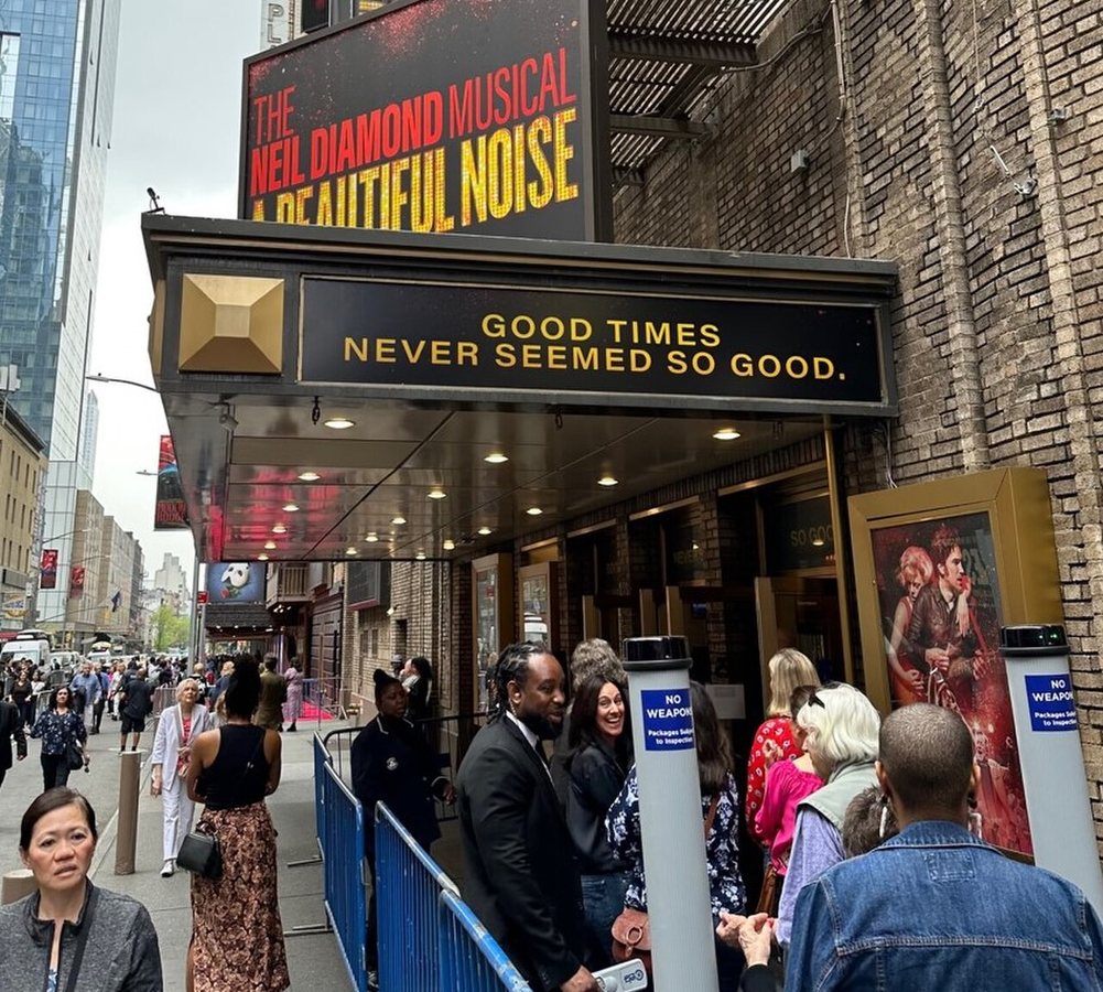 Musical Neil Diamond „A Beautiful Noise” miał premierę w Broadhurst Theatre na Broadwayu w grudniu 2022 roku