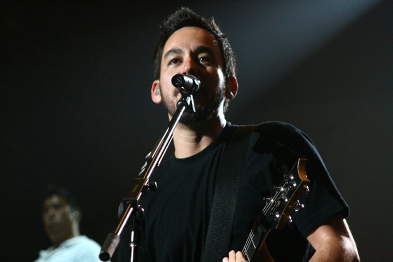 Майк Шинода виступає з Linkin Park у 2008 році під час туру Projekt Revolution