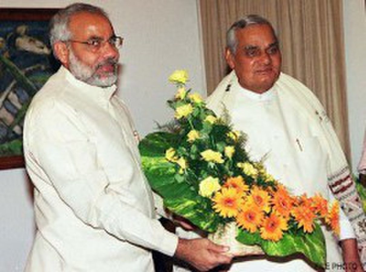 Modi mit Atal Bihari Vajpayee, um 2001