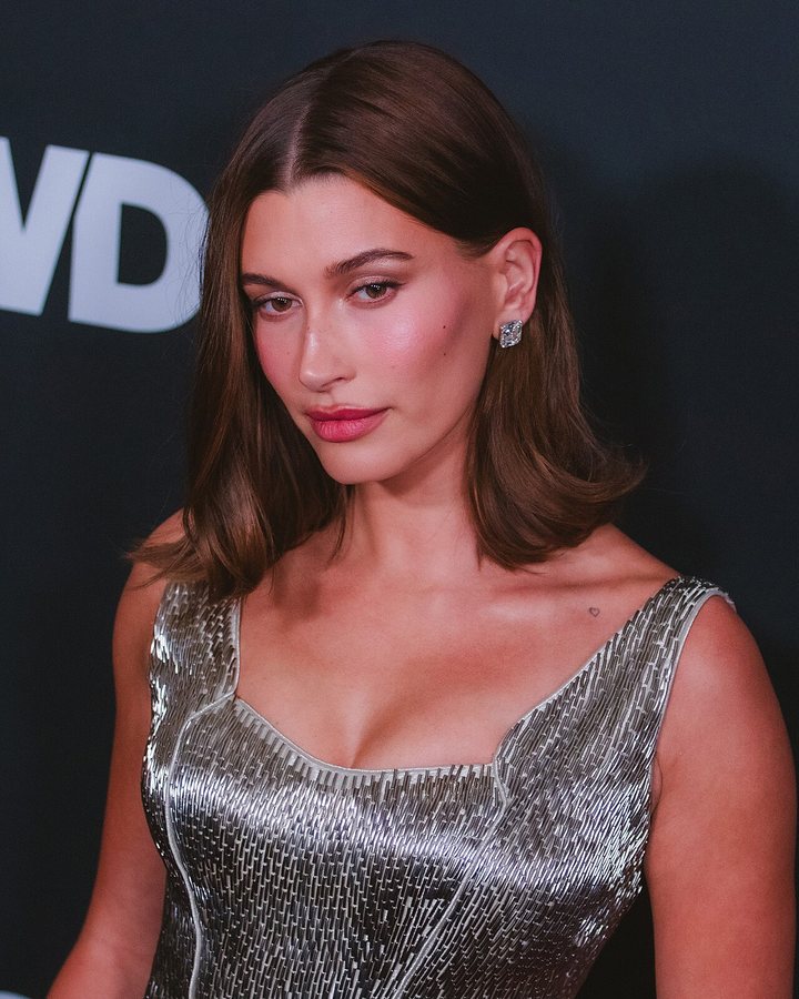 "Cinnamon glaze nails" robią furorę. Hailey Bieber już go nosi