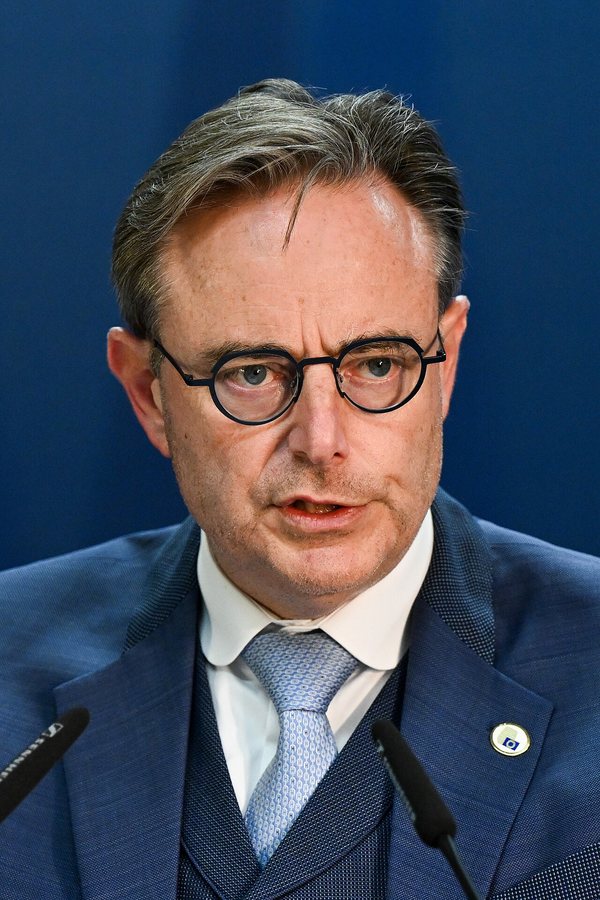 “Iedereen zal gevolgen voelen van besparingen”, waarschuwt Premier De Wever