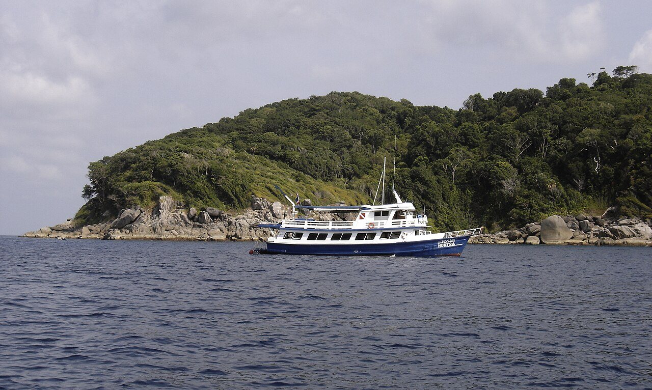 VACANCY ANNOUNCEMENT: Certified Dive Master, Boat Crew etc