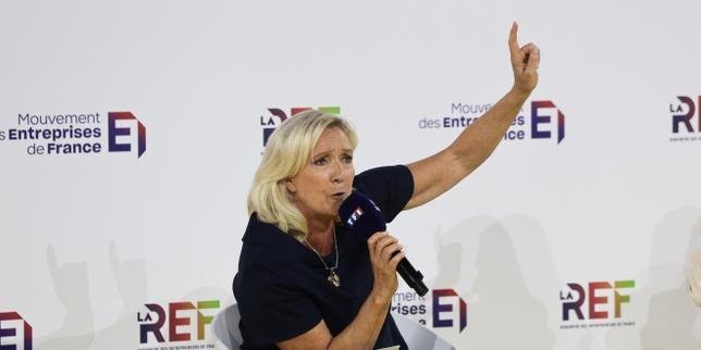 Marine Le Pen maintient le retour à la retraite à 62 ans, en rupture avec la ligne de Jordan Bardella