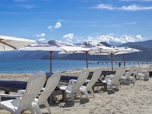 Deux retraités se disputent au sujet d'un transat en Grèce : un octogénaire perd la vie, un homme de 76 ans et une femme de 21 ans interpellés