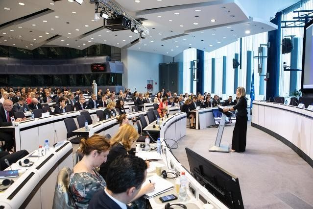 Cisgiordania, coloni israeliani attaccano convoglio di diplomatici europei