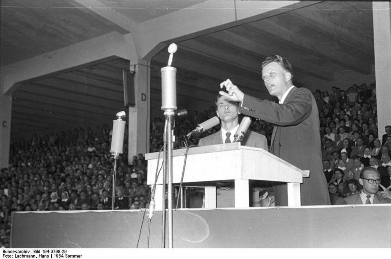 Graham wygłaszający kazanie podczas krucjaty w Düsseldorfie w RFN w 1954 roku