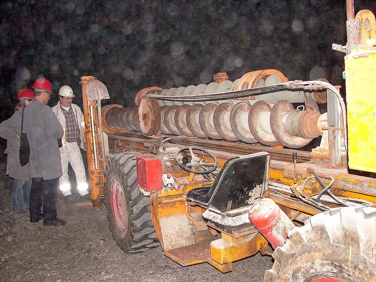 US natural gas drilling rigs fall by 2 as oil rigs rise