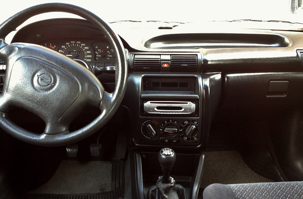 Interior de un Opel Astra F Caravan 1.7 TDS Club