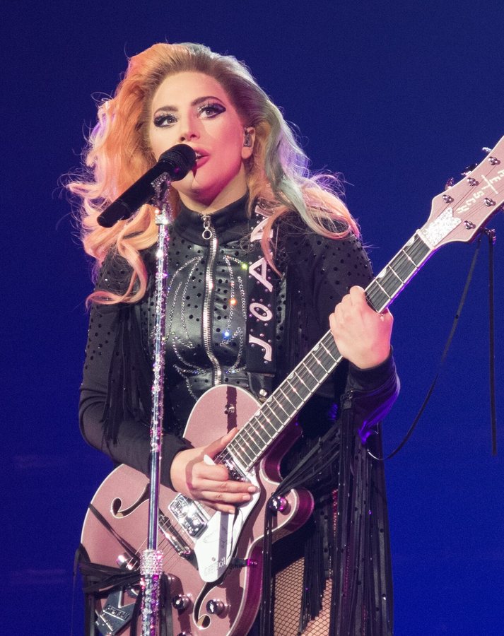 Gaga występuje podczas trasy Joanne World Tour w 2017 roku