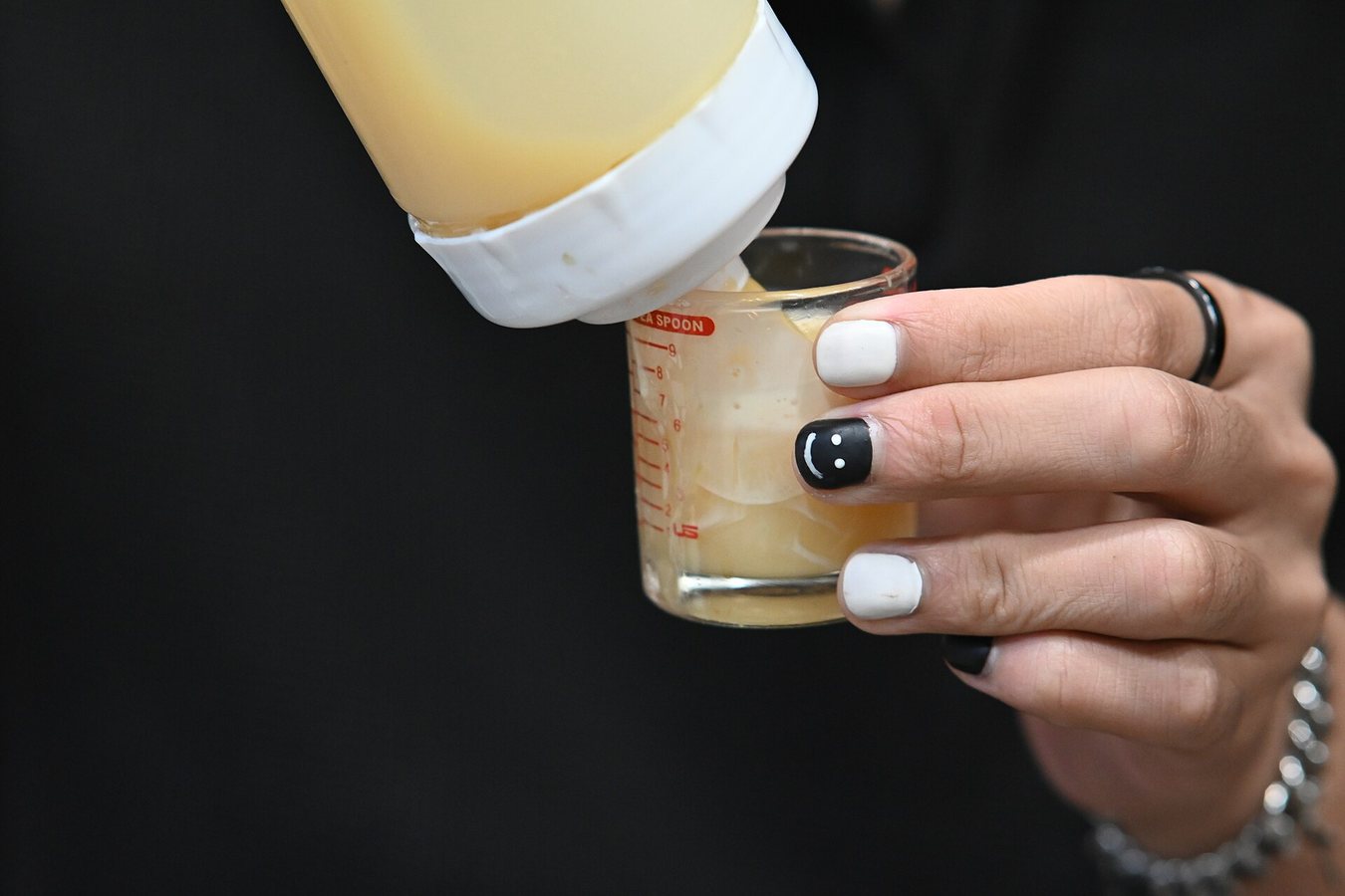 Zapomnij o klasycznej czerwieni. Kaczorowska lansuje terracotta nails na jesień 2026