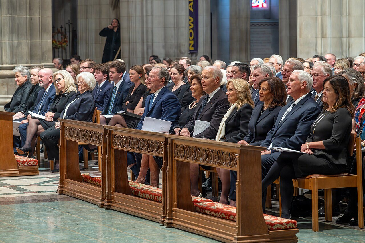 Biden (pierwszy rząd, piąty od prawej) uczestniczy w pogrzebie Dicka Cheneya w listopadzie 2025 roku, w dniu swoich 83. urodzin