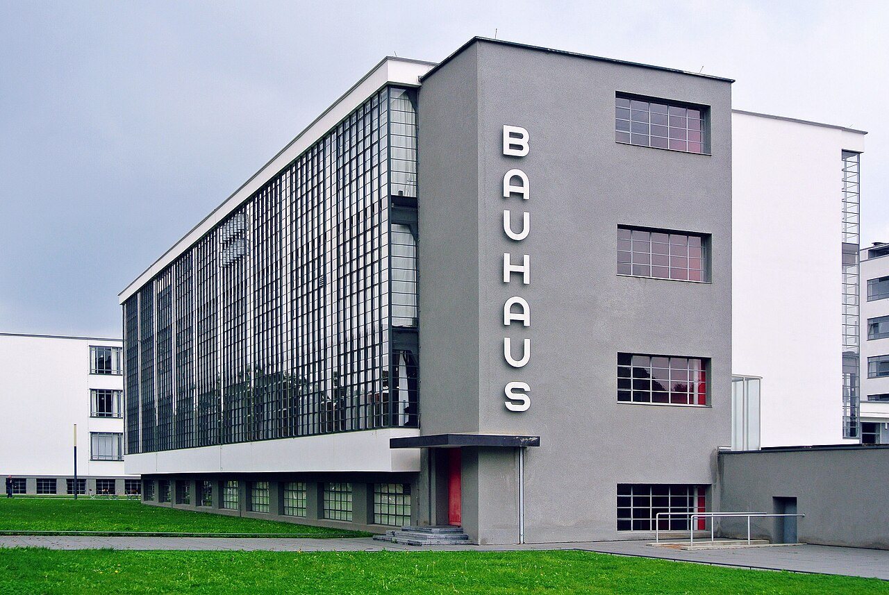 Opposite Office opent kantoor van één vierkante meter in boom op Bauhaus-campus