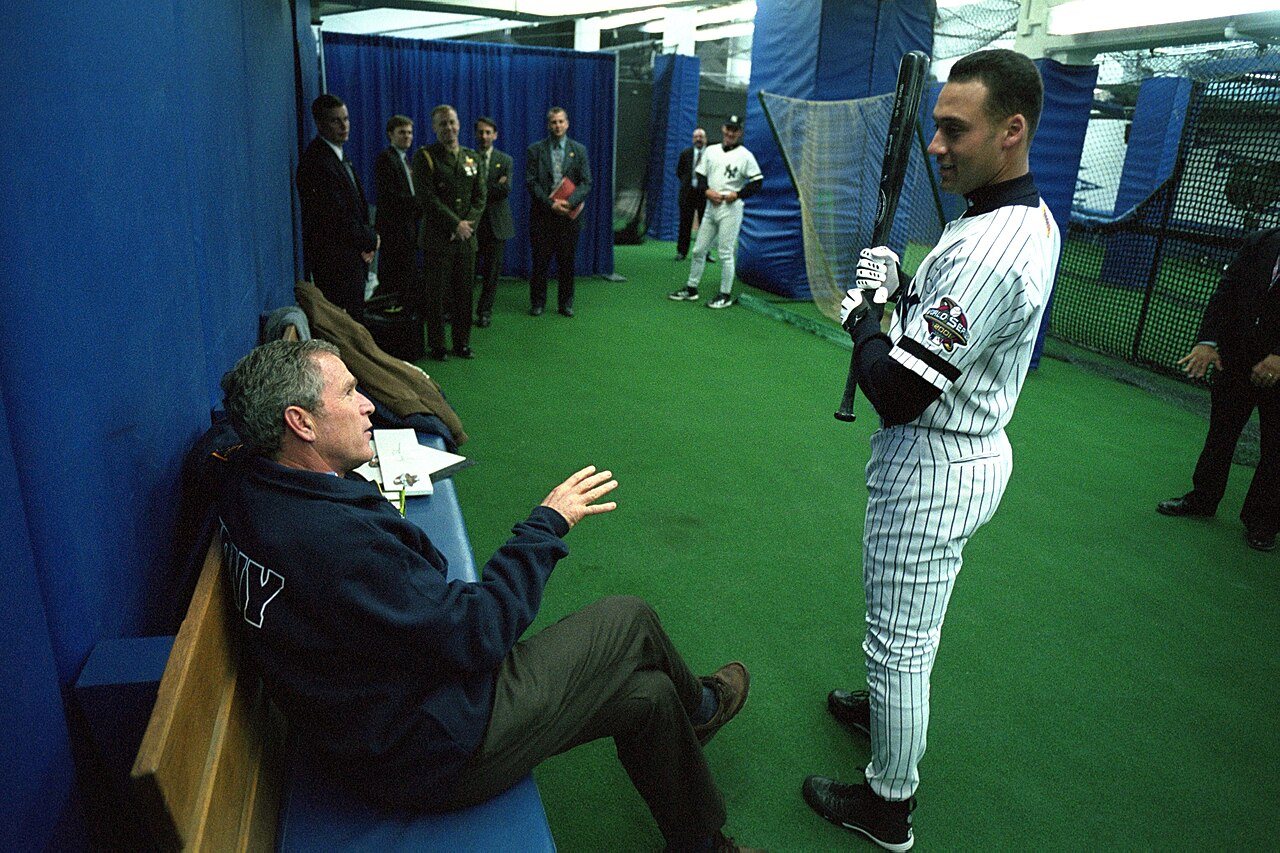 Shortstop Yankees Derek Jeter, uwieczniony z prezydentem George'em W. Bushem przed trzecim meczem World Series 2001, jako pierwszy zawodnik zdobył w listopadzie home runa walk-off.