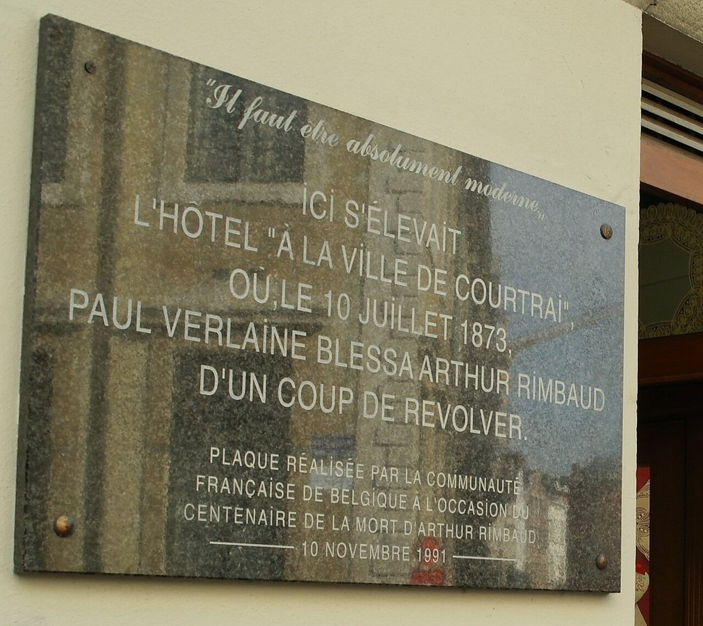 Placa colocada no centenário da morte de Rimbaud, no local de Bruxelas onde foi baleado e ferido por Verlaine