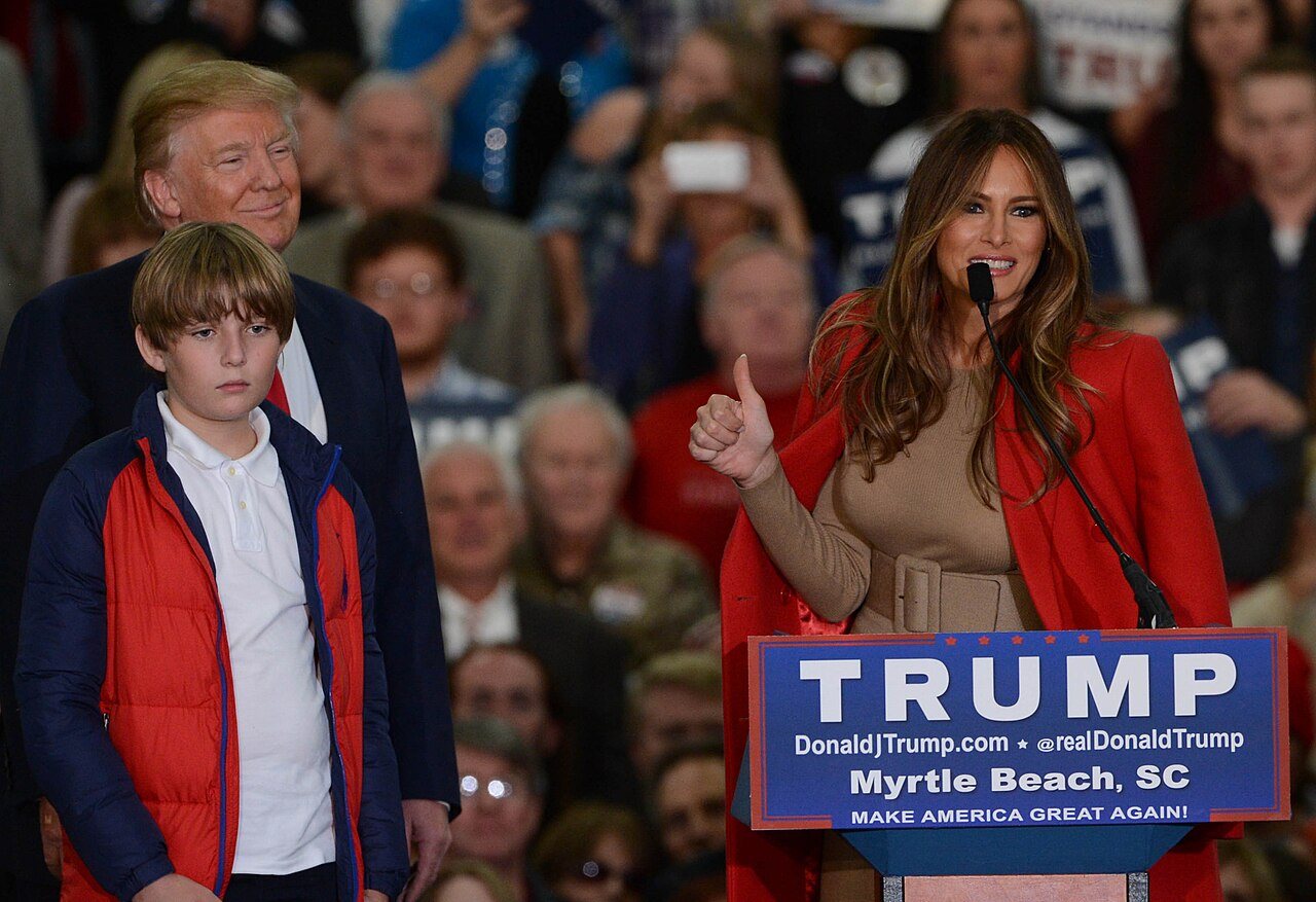Melania Trump lors d'un événement de campagne avec Donald Trump et Barron en novembre 2015