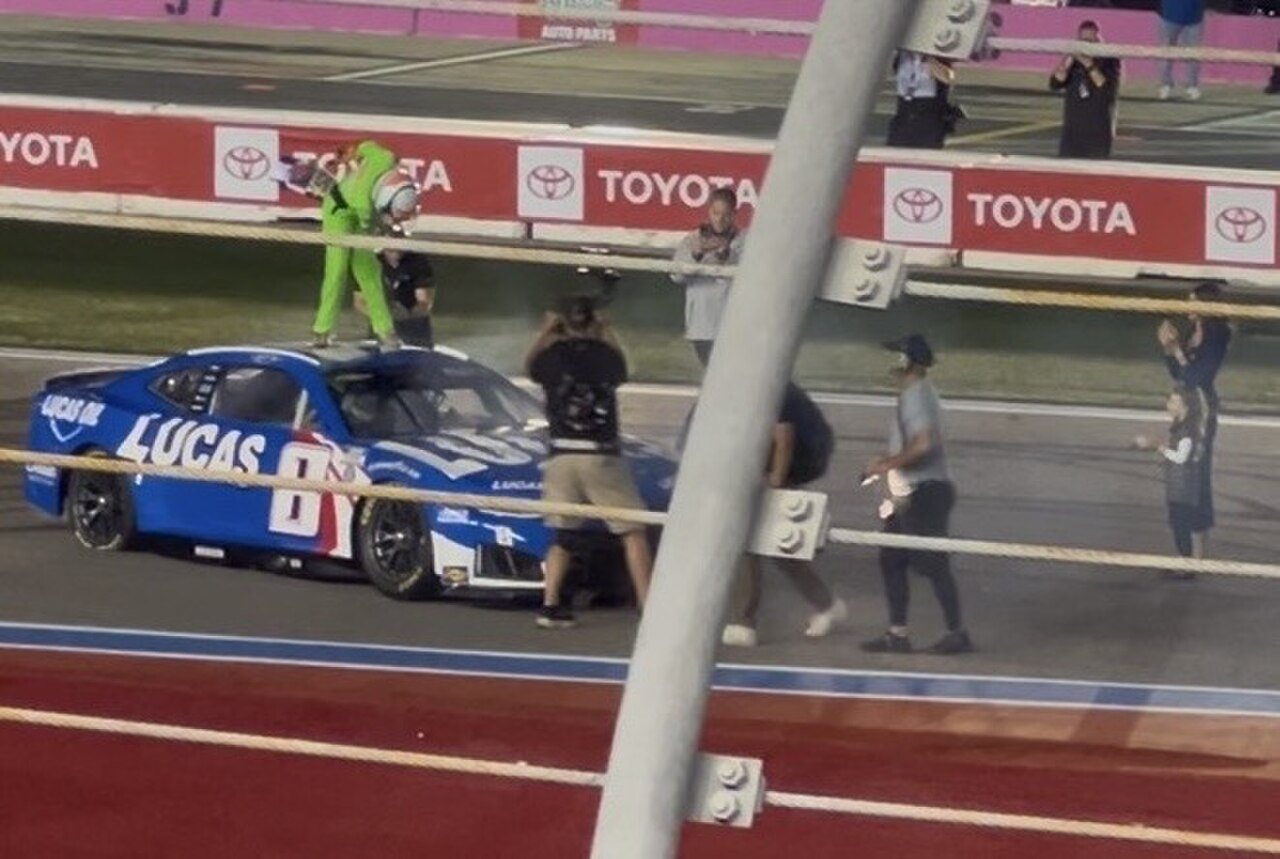 Brexton Busch wykonuje ojcowski ukłon po palenia gumy w samochodzie, którym Kyle wystartował po raz ostatni w serii Cup, podczas uroczystości Celebration of Life na torze Charlotte Motor Speedway w październiku 2026 roku