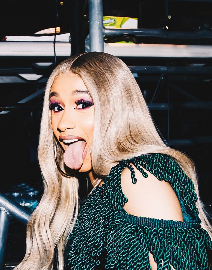Cardi B za kulisami Jingle Ball w 2018 roku