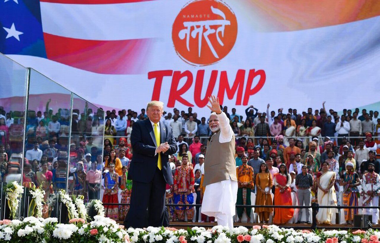 Modi mit US-Präsident Donald Trump bei der Kundgebung „Namaste Trump“ in Ahmedabad, Indien