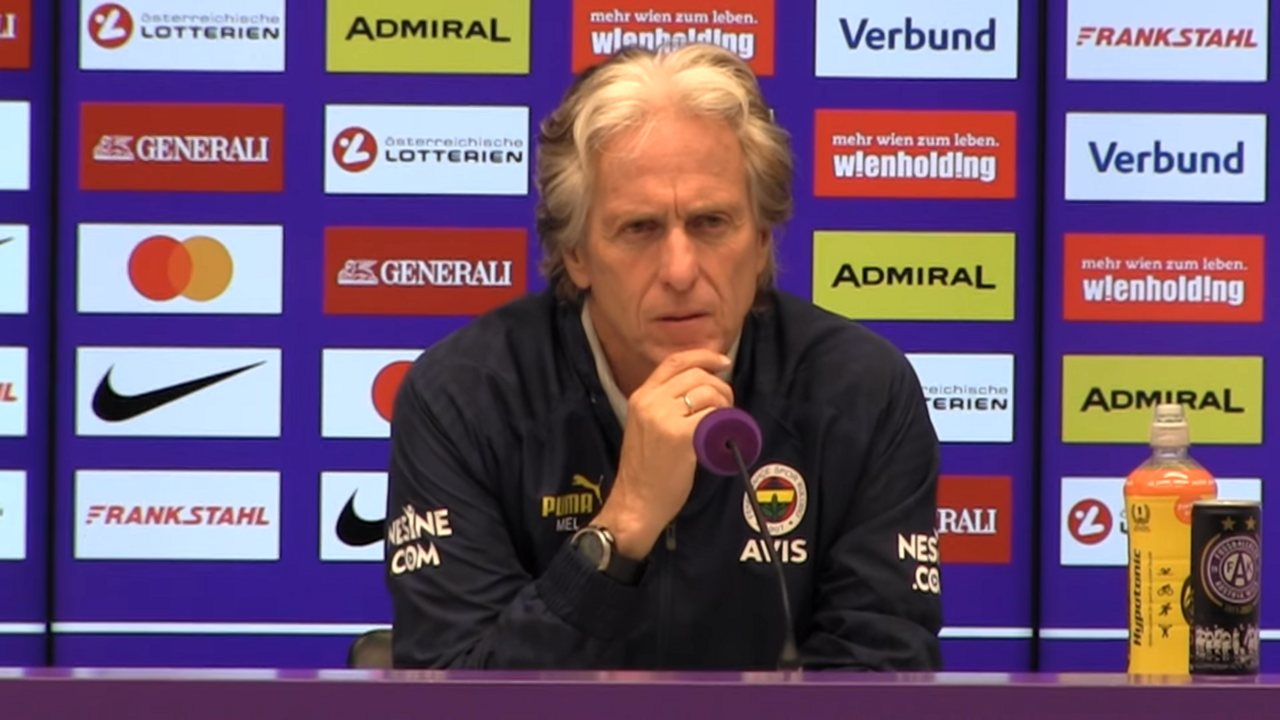 Jesus numa conferência de imprensa com o Fenerbahçe em 2022