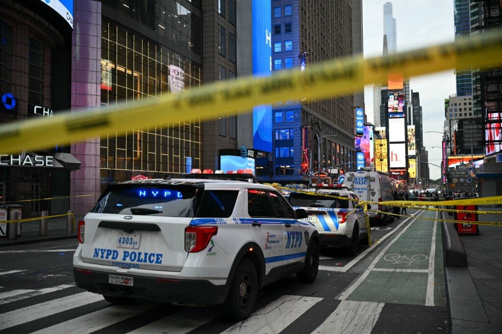 Paura a Times Square, una donna accoltella due passanti e viene uccisa dalla polizia