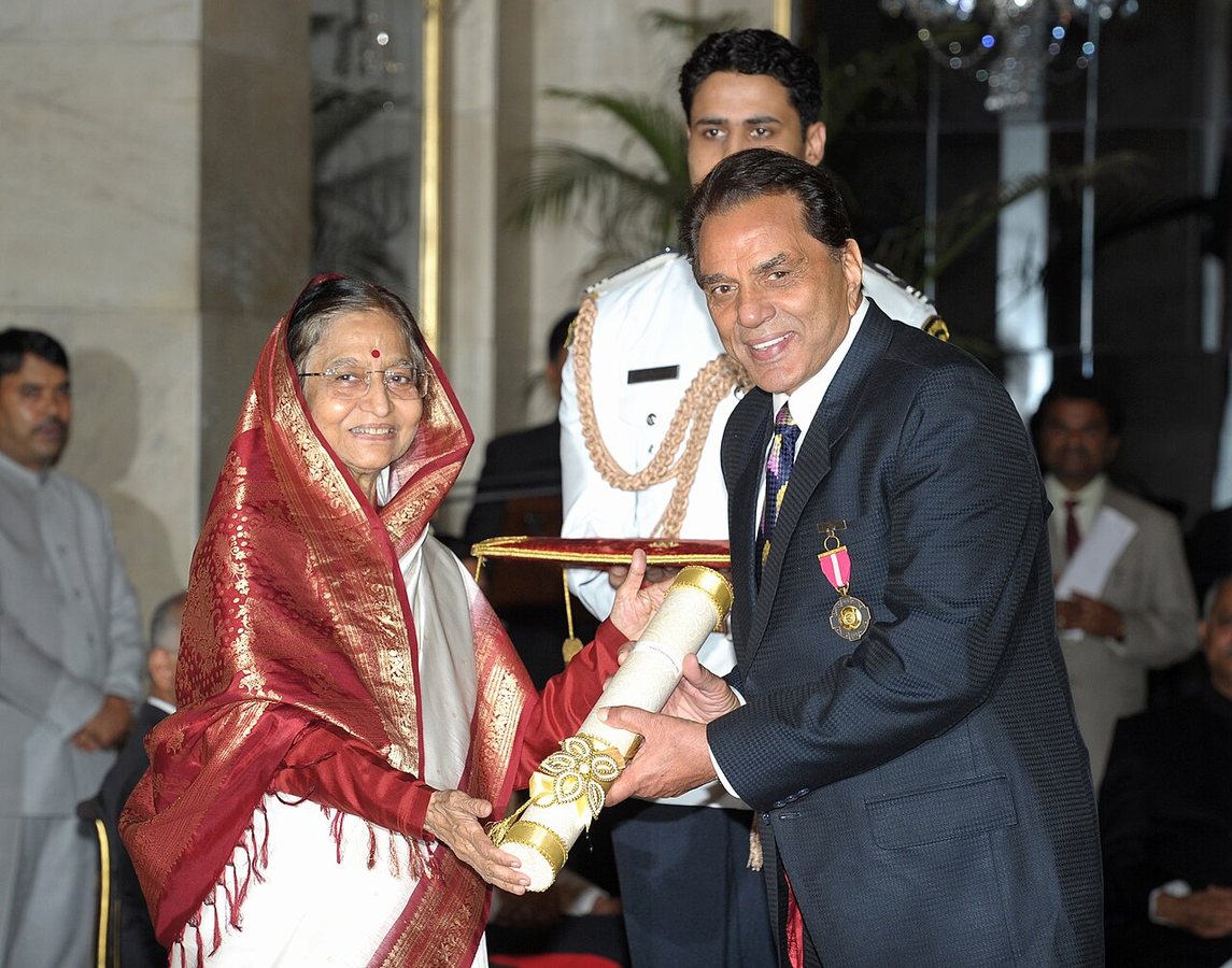 La présidente de l'Inde de l'époque, Pratibha Patil, remettant le Padma Bhushan à Dharmendra en 2012