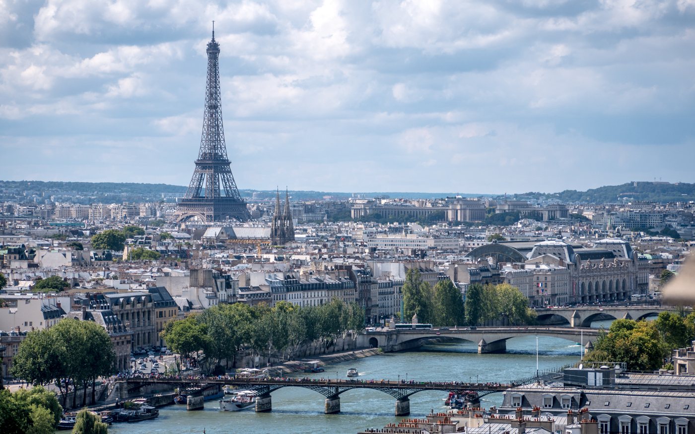 Caldo record in Europa: chiusa la Torre Eiffel, la Loira si prosciuga. Nel Regno Unito boom di malori a scuola