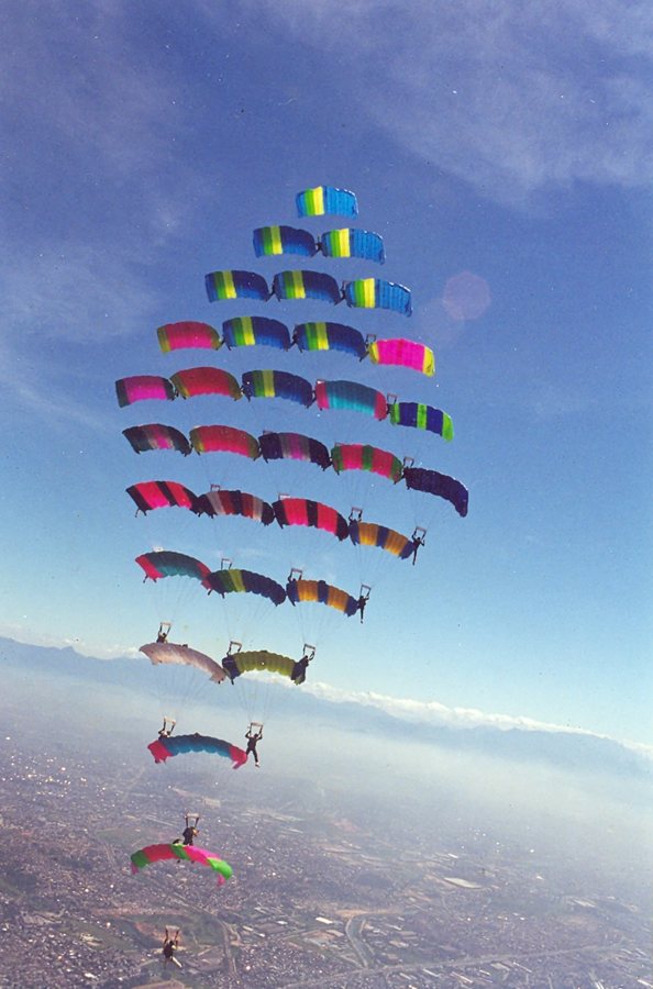 KIJK. 105 parachutisten, onder wie twee Belgen, breken wereldrecord na sprong van 5.500 meter hoogte