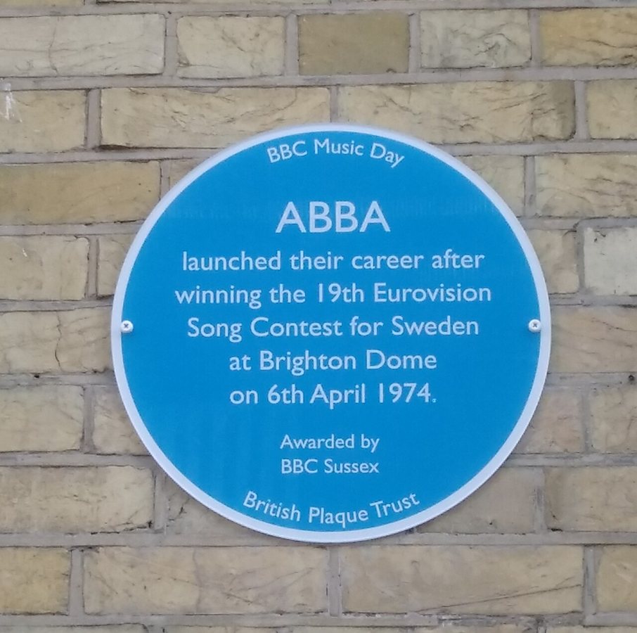 Pamětní deska připomínající vítězství ABBA na Eurovisi v roce 1974