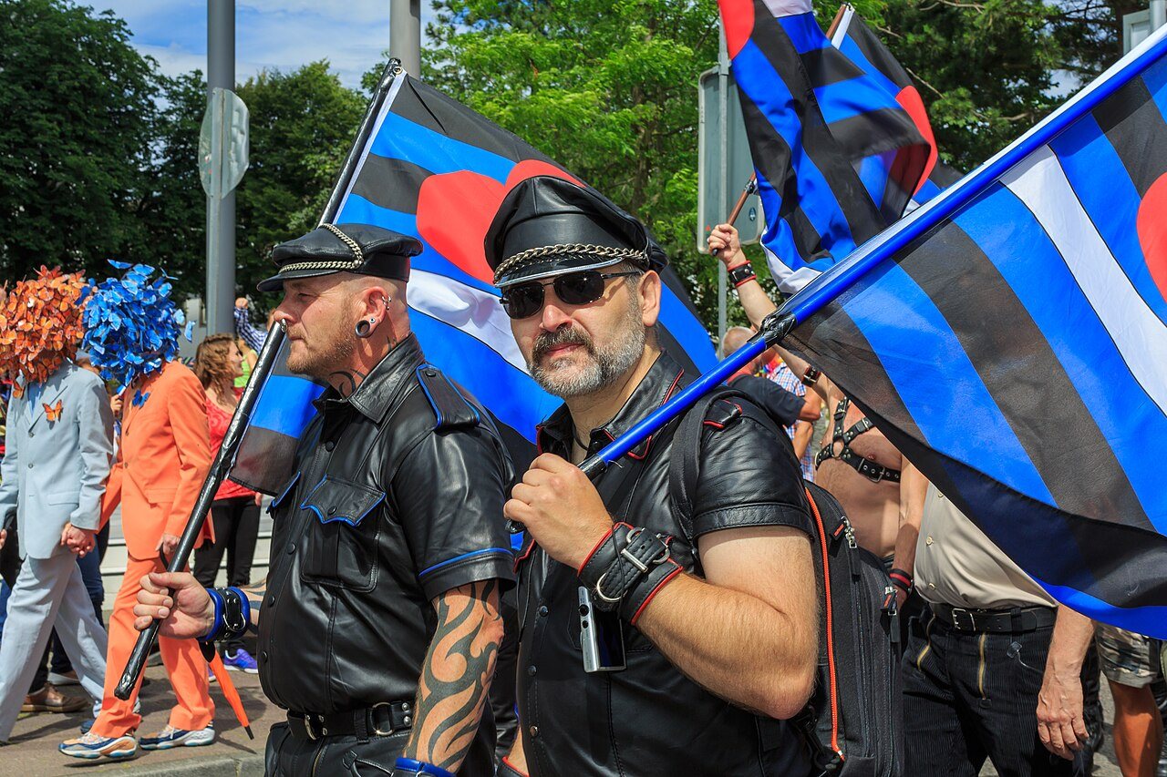 Mężczyźni w skórach uczestniczą w paradzie Cologne Pride, 2014
