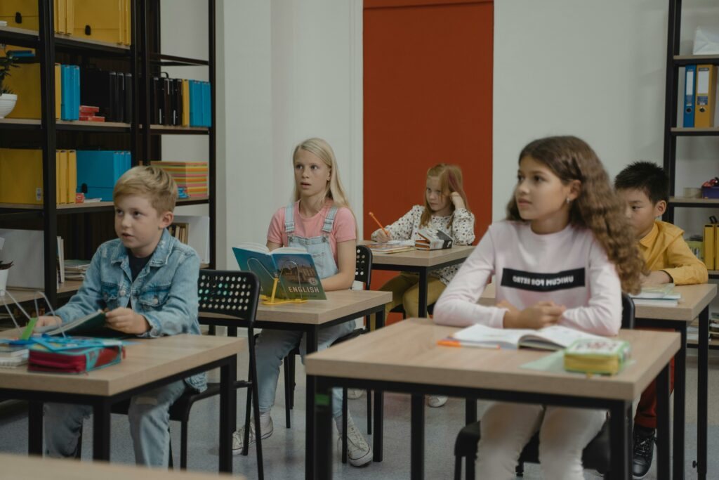 Legea care îi scapă pe elevii de clasa a VIII-a de dublul examen, dezbătută la Senat. Aleșii dau votul final săptămâna viitoare