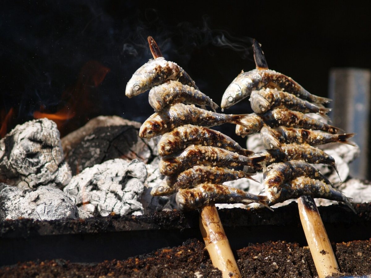 Espetos, ryby nadziewane na rożen i grillowane na otwartym ogniu