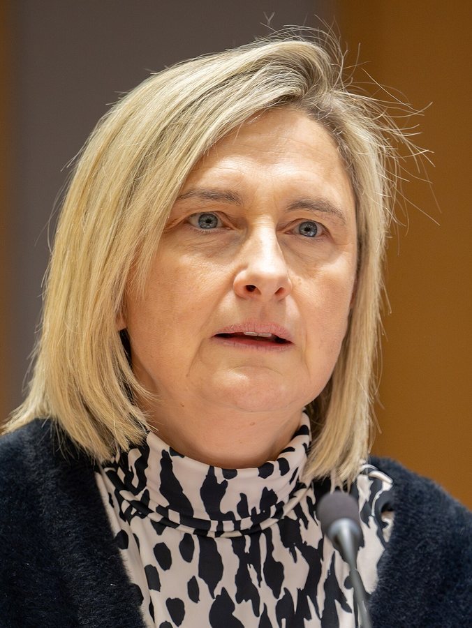 EXCLUSIEF. Hilde Crevits spreekt over de zware openhartoperatie van haar man: “Plots viel mijn kaartenhuisje in elkaar”