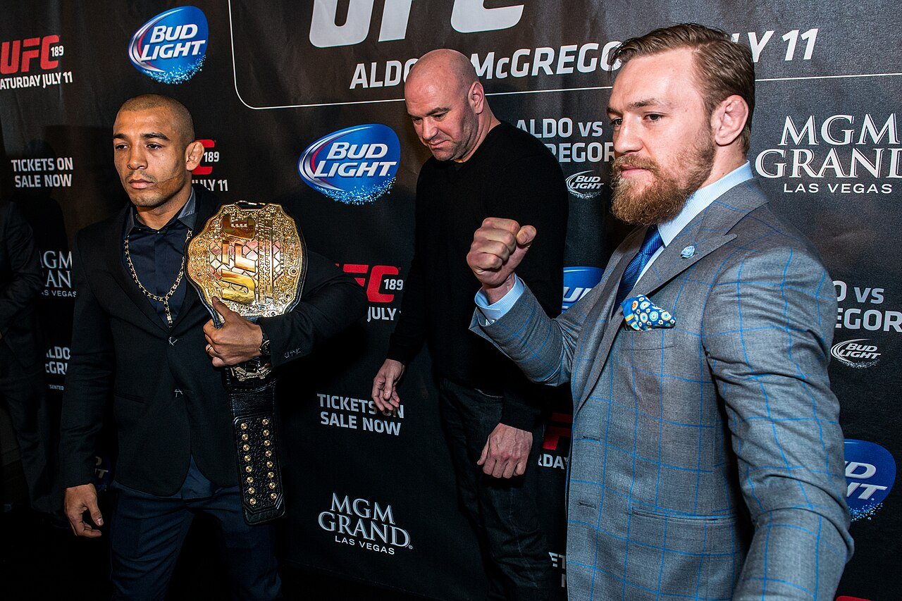 McGregor (a destra), Dana White (al centro) e José Aldo (a sinistra) a Londra durante la promozione del UFC 189 World Tour nel marzo 2015
