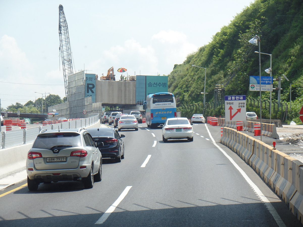 Corea del Nord, scoppia il caso dei tre blindati con i cannoni puntati verso Sud. L'insolita foto al confine che spaventa Seul