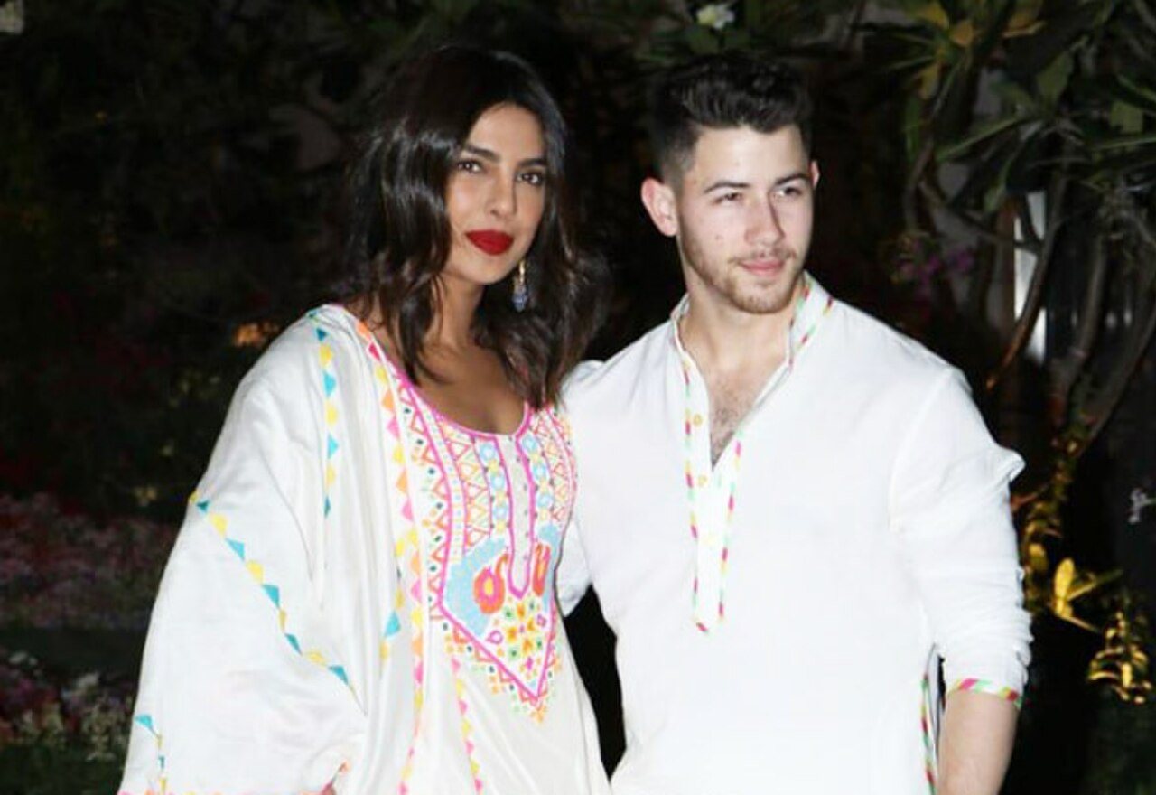 Chopra con su esposo Nick Jonas en una fiesta de celebración de Holi en Bombay en 2020