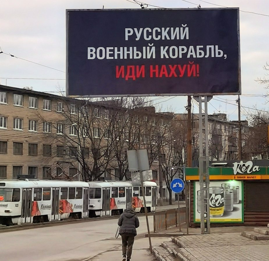 129 meter lang en met 210 militairen aan boord: dit zwaarbewapende Russische oorlogsschip vaart al maanden voor onze kust