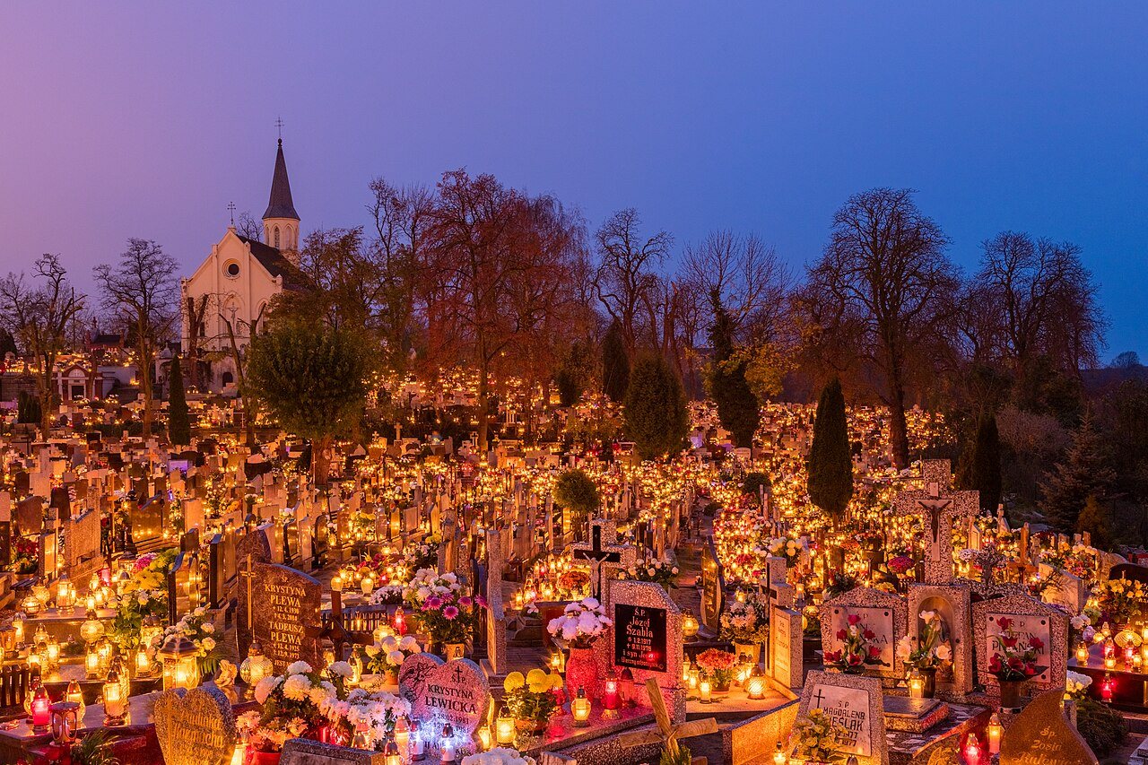 Día de Todos los Santos el 1 de noviembre, uno de los días festivos públicos más importantes de Polonia