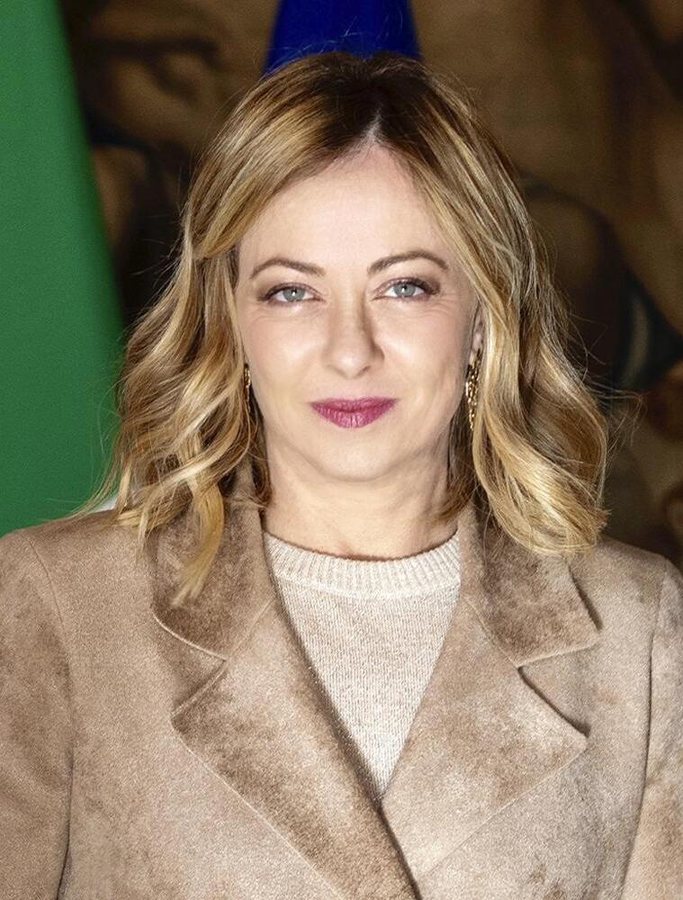 Meloni ad Amatrice e la foto con un familiare delle vittime: insulti gratuiti