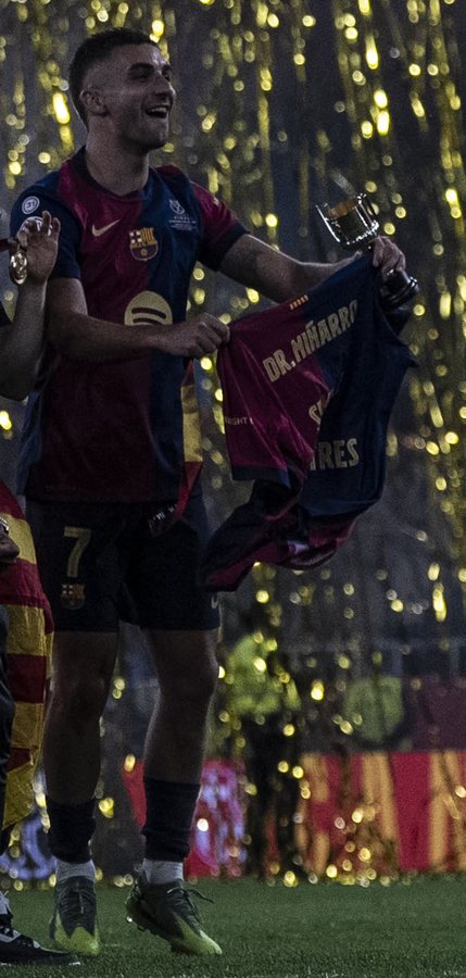 Torres celebrando tras ganar la final de la Copa del Rey de 2025 con el Barcelona