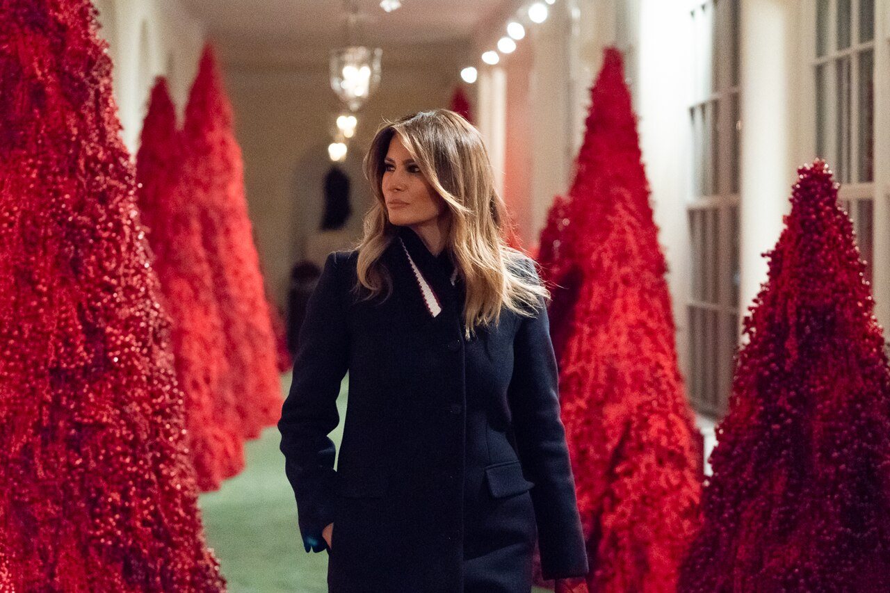 Melania Trump examinant les décorations de Noël de la Maison-Blanche en 2018