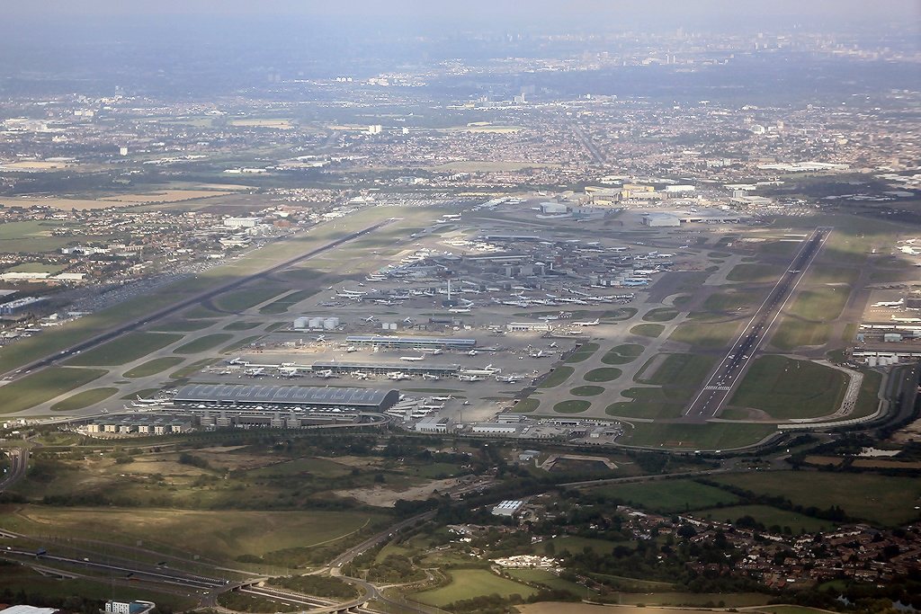 Airlines should pay for CO2 removal if Heathrow expands, say climate advisers