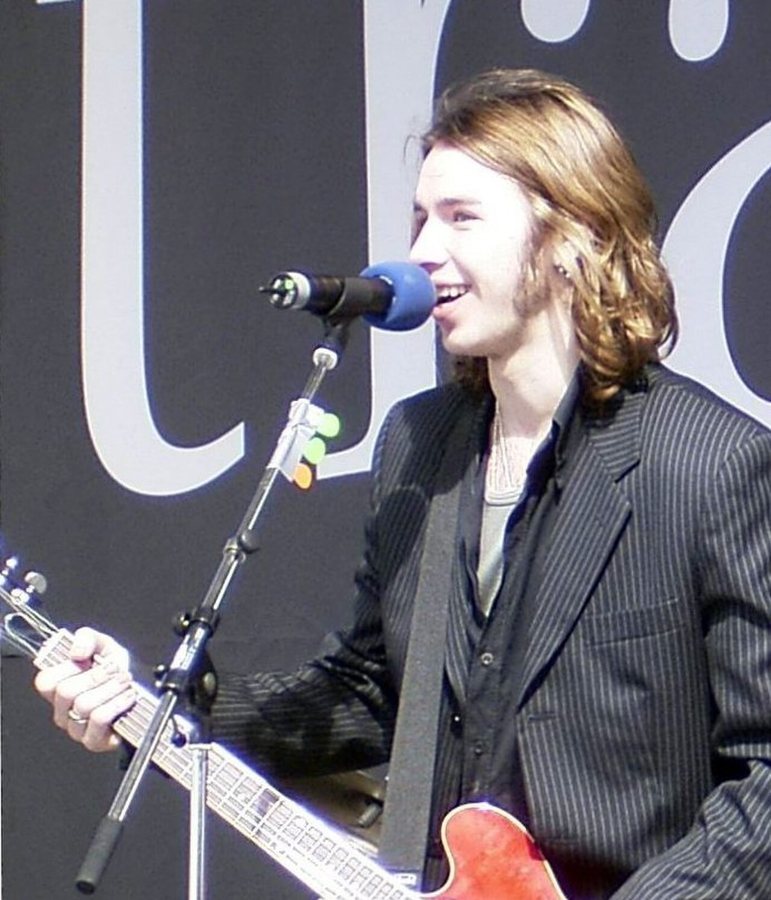 Ofarim performing on stage at the Hockenheimring in 2004.
