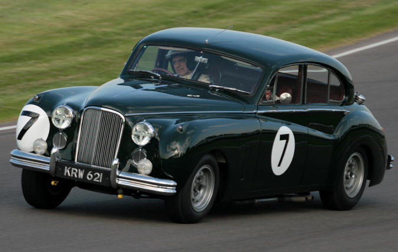 Atkinson alla guida di una Jaguar Mark VII M al Goodwood Revival, festival di corse automobilistiche in Inghilterra, nel 2009